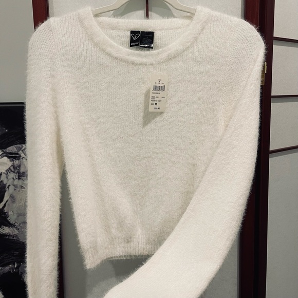 White Fuzzy Sweater 🦋 Windsor 🦋 Size Medium (Fits Like a Small) 🦋 So Cute - Picture 2 of 2